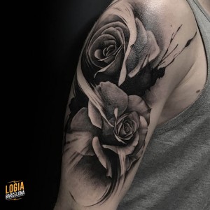 tatuaje_hombro_rosas_Logia_Barcelona_Jas 